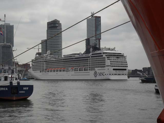 Cruiseschip ms MSC Magnifica van MSC Cruises aan de Cruise Terminal Rotterdam